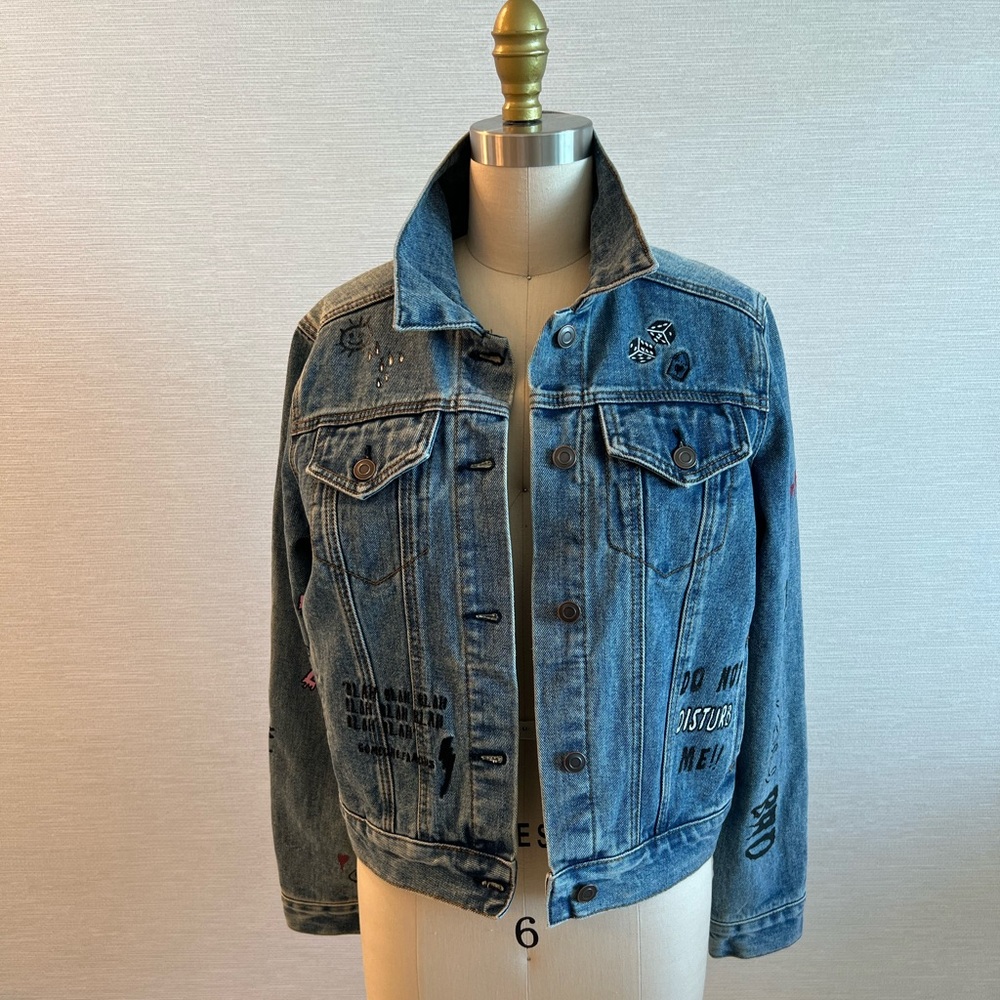 NWOT Forever 21 Women Girl Denim Jean Jacket Size Small Graffiti Embroidered